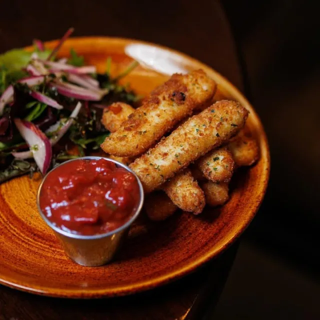 𝐘𝐨𝐮 𝐆𝐨𝐚𝐭 𝐭𝐨 𝐭𝐫𝐲 𝐨𝐮𝐫 𝐬𝐞𝐥𝐞𝐜𝐭𝐢𝐨𝐧 𝐨𝐟 𝐬𝐭𝐚𝐫𝐭𝐞𝐫𝐬 𝐝𝐞𝐬𝐢𝐠𝐧𝐞𝐝 𝐭𝐨 𝐚𝐰𝐚𝐤𝐞𝐧 𝐲𝐨𝐮𝐫 𝐭𝐚𝐬𝐭𝐞𝐛𝐮𝐝𝐬 𝐟𝐫𝐨𝐦 𝐥𝐢𝐠𝐡𝐭, 𝐟𝐫𝐞𝐬𝐡 𝐬𝐚𝐥𝐚𝐝𝐬 𝐚𝐧𝐝 𝐰𝐚𝐫𝐦 𝐛𝐫𝐞𝐚𝐝𝐬 𝐭𝐨 𝐫𝐢𝐜𝐡, 𝐟𝐥𝐚𝐯𝐨𝐮𝐫𝐟𝐮𝐥 𝐛𝐢𝐭𝐞𝐬, 𝐞𝐚𝐜𝐡 𝐝𝐢𝐬𝐡 𝐢𝐬 𝐜𝐫𝐚𝐟𝐭𝐞𝐝 𝐮𝐬𝐢𝐧𝐠 𝐬𝐞𝐚𝐬𝐨𝐧𝐚𝐥 𝐢𝐧𝐠𝐫𝐞𝐝𝐢𝐞𝐧𝐭𝐬 𝐚𝐧𝐝 𝐛𝐨𝐥𝐝, 𝐜𝐨𝐦𝐩𝐥𝐞𝐦𝐞𝐧𝐭𝐚𝐫𝐲 𝐟𝐥𝐚𝐯𝐨𝐮𝐫𝐬. 𝐖𝐡𝐞𝐭𝐡𝐞𝐫 𝐲𝐨𝐮’𝐫𝐞 𝐬𝐡𝐚𝐫𝐢𝐧𝐠 𝐰𝐢𝐭𝐡 𝐟𝐫𝐢𝐞𝐧𝐝𝐬 𝐨𝐫 𝐢𝐧𝐝𝐮𝐥𝐠𝐢𝐧𝐠 𝐬𝐨𝐥𝐨, 𝐨𝐮𝐫 𝐬𝐭𝐚𝐫𝐭𝐞𝐫𝐬 𝐨𝐟𝐟𝐞𝐫 𝐭𝐡𝐞 𝐩𝐞𝐫𝐟𝐞𝐜𝐭 𝐛𝐞𝐠𝐢𝐧𝐧𝐢𝐧𝐠 𝐭𝐨 𝐲𝐨𝐮𝐫 𝐦𝐞𝐚𝐥.
𝐆𝐫𝐞𝐚𝐭 𝐋𝐢𝐪𝐮𝐨𝐫 & 𝐆𝐫𝐮𝐛 & 𝐋𝐢𝐯𝐞 𝐌𝐮𝐬𝐢𝐜 𝐃𝐚𝐢𝐥𝐲
#𝘁𝗵𝗲𝘁𝗵𝗶𝗿𝘀𝘁𝘆𝗴𝗼𝗮𝘁 #𝗯𝗲𝗹𝗳𝗮𝘀𝘁 #𝗳𝗼𝗼𝗱 #𝗰𝗼𝗰𝗸𝘁𝗮𝗶𝗹𝘀 #𝗹𝗼𝘃𝗲𝗯𝗲𝗹𝗳𝗮𝘀𝘁 #𝘃𝗶𝘀𝗶𝘁𝗯𝗲𝗹𝗳𝗮𝘀𝘁 #𝗰𝗮𝘁𝗵𝗲𝗿𝗱𝗿𝗮𝗹𝗾𝘂𝗮𝗿𝘁𝗲𝗿